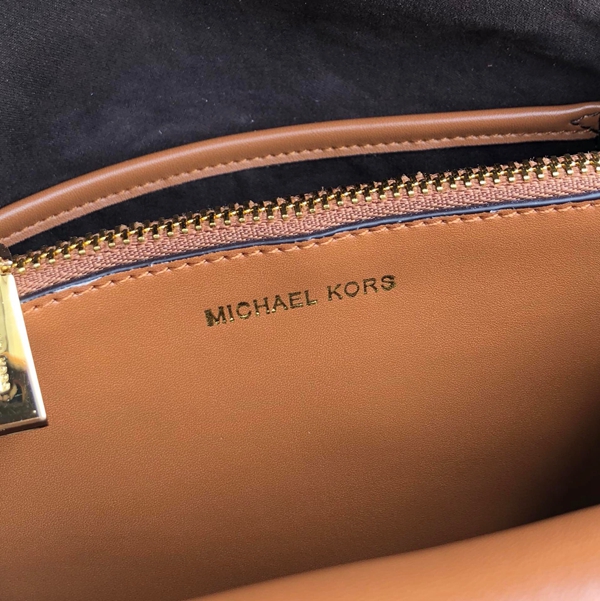 マイケルコースバッグ着用イメージ